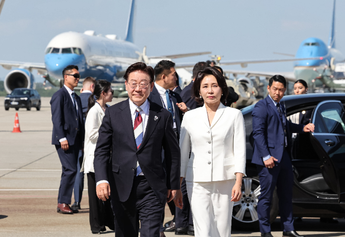 G7 정상회의와 유럽 순방을 마친 이재명 대통령과 김혜경 여사가 17일(현지시간) 스위스 제네바 공항에서 공군 1호기로 이동하고 있다. 연합뉴스