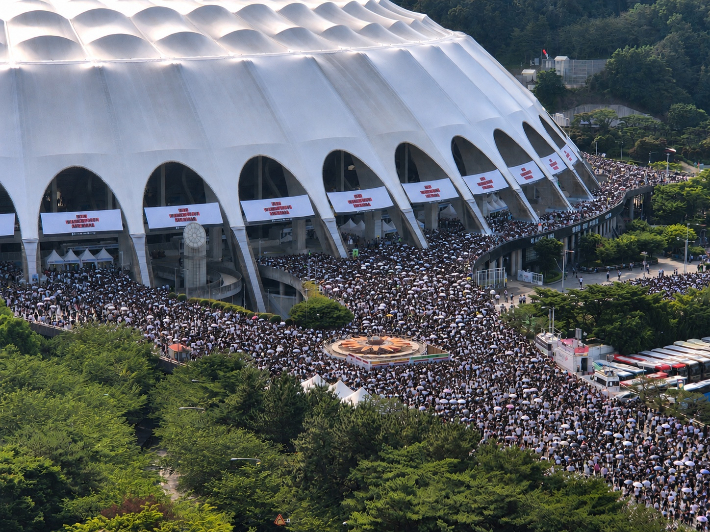 2026 BTS 부산 콘서트가 열린 부산아시아드주경기장 일대가 인파로 가득찼다. 부산경찰청 제공