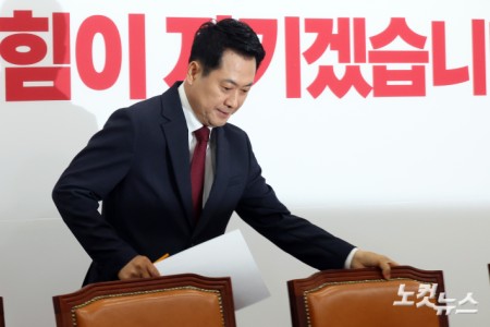 국민의힘 장동혁 대표가 18일 서울 여의도 국회에서 열린 최고위원회의에 참석하고 있다.