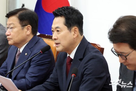 국민의힘 장동혁 대표가 18일 서울 여의도 국회에서 열린 최고위원회의에서 발언을 하고 있다.