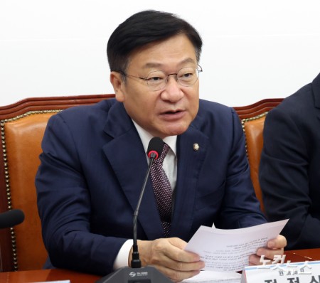 발언하는 정점식 원내대표