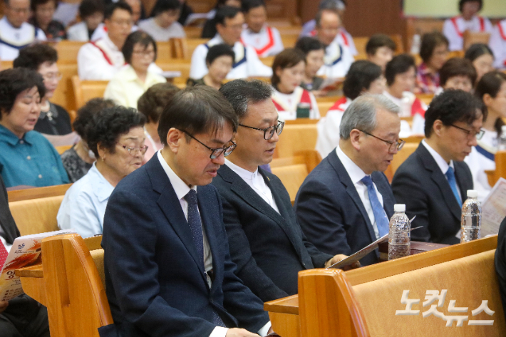 참석자들이 영적대각성집회에서 총회가 마련한 공동기도문을 함께 낭독하고 있다. 최화랑 기자