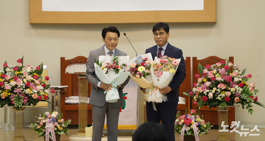 신임회장 여상수 목사(오른쪽)과 직전회장 김오봉 목사가 축하를 받고 있다. 한세민 기자