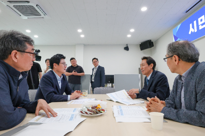 17일 우상호 강원지사 당선인과 구자열 원주시장 당선인이 원주에서 만나 지방선거 운동 기간 공약했던 원주시 발전 공약 성사를 위한 협력 방안을 논의했다. 민선9기 원주시 시민주권시대 준비위원회 제공 