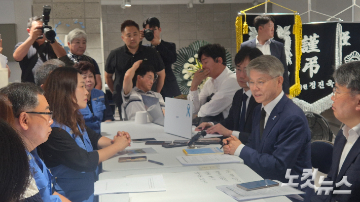 민형배 전남광주통합특별시 당선인이 18일 오전 광주 동구 YMCA 1층 12·29 무안공항 제주항공 여객기 참사 시민분향소에서 유가족들과 대화를 나누고 있다. 한아름 기자