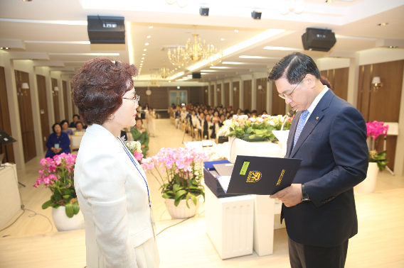 대표회장 이영훈 목사가 전국여교역자회 신임회장 김진선 목사에게 임명장을 전달하고 있다. 기하성 전국여교역자회 제공