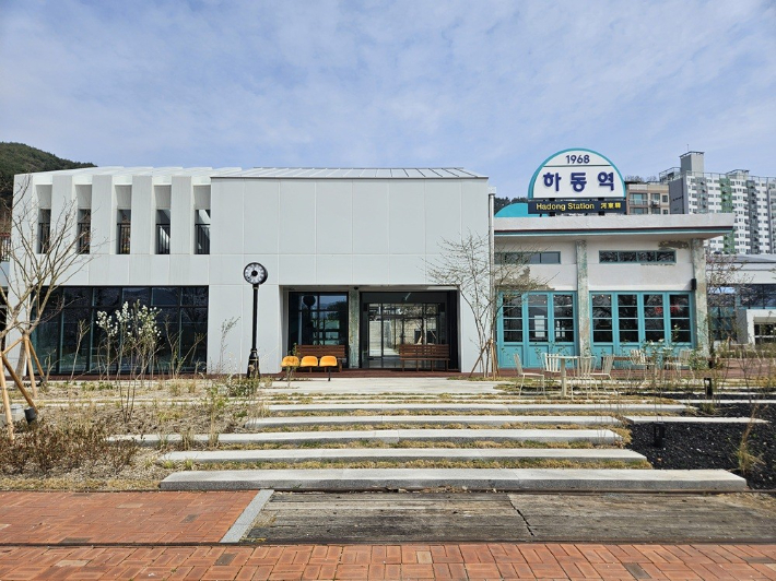 하동역 카페. 경남도청 제공 