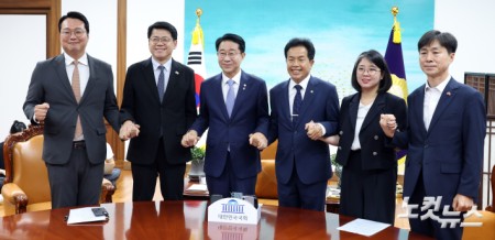 조정식 국회의장이 18일 서울 여의도 국회 의장실에서 비교섭단체 원내대표들과 회동을 하고 있다. (왼쪽부터 천하람 개혁신당 원내대표, 김준형 조국혁신당 원내대표, 조 의장, 윤종오 진보당 원내대표, 용혜인 기본소득당 대표, 한창민 사회민주당 대표)