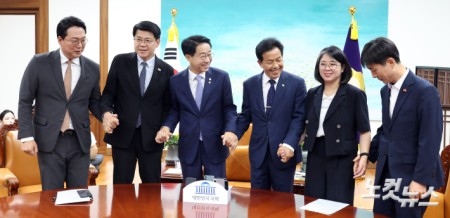 조정식 국회의장이 18일 서울 여의도 국회 의장실에서 비교섭단체 원내대표들과 회동을 하고 있다. (왼쪽부터 천하람 개혁신당 원내대표, 김준형 조국혁신당 원내대표, 조 의장, 윤종오 진보당 원내대표, 용혜인 기본소득당 대표, 한창민 사회민주당 대표)