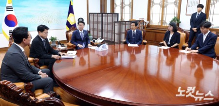 조정식 국회의장이 18일 서울 여의도 국회 의장실에서 비교섭단체 원내대표들과 회동을 하고 있다. (왼쪽부터 천하람 개혁신당 원내대표, 김준형 조국혁신당 원내대표, 조 의장, 윤종오 진보당 원내대표, 용혜인 기본소득당 대표, 한창민 사회민주당 대표)