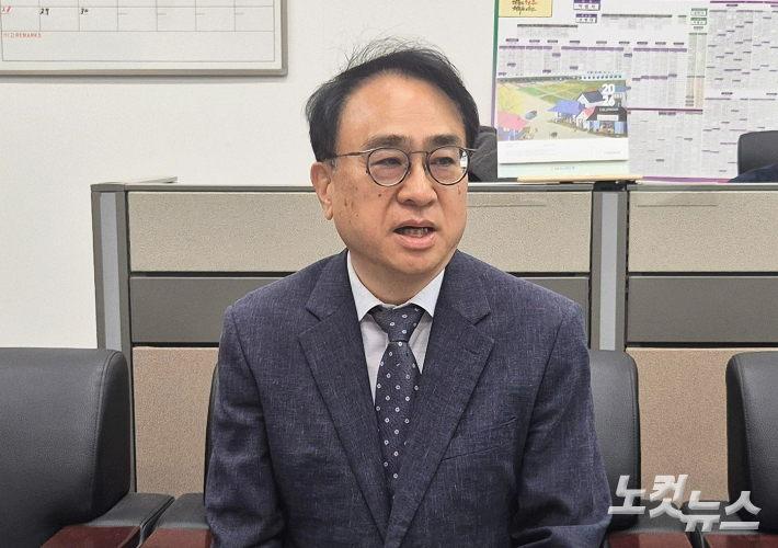 청주시장직 인수위원회 김신응 대변인이 18일 청주시청 기자실을 찾아 청주시외버스터미널과 현도면 생활자원회수센터를 점검할 전담팀 활동 방향에 대해 설명하고 있다. 최범규 기자