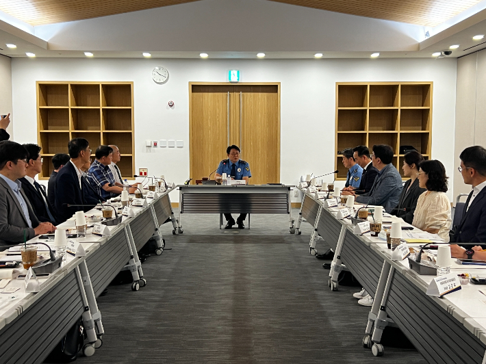 18일 오전 장인식 중앙해양수색구조기술위원회 위원장(해경청장 직무대행)이 참석위원들과 함께 중부해양특수구조대 신설 추진 등 주요 상정안건을 논의했다. 해경청 제공