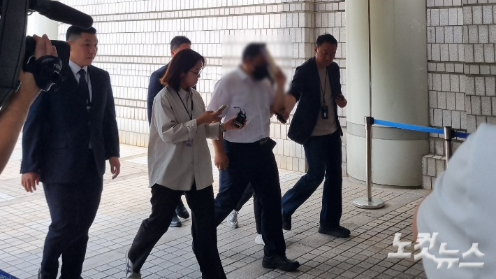 한국근우회 대외협력위원장으로 활동한 것으로 알려진 신천지 전직 간부 양 모 씨가 17일 서울중앙지법에서 열린 영장실질심사에 출석하고 있다. 이선구