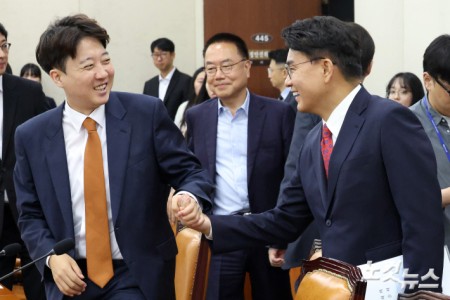 인사하는 이준석-윤상현