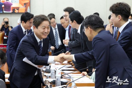 선관위 국조특위 첫 회의, 인사하는 여야 의원들