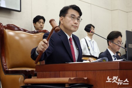 18일 서울 여의도 국회에서 열린 제9회 전국동시지방선거 투표용지 부족 사태 등 국민 참정권 침해 진상규명 및 선거관리 개혁을 위한 국정조사 특별위원회 제1차 전체회의에서 윤상현 위원장이 의사봉을 두드리고 있다.