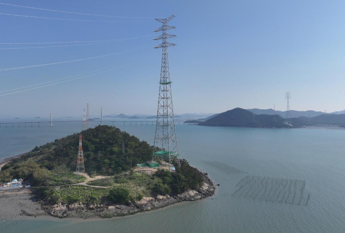 전남 무안군에서 신안군까지 이어지는 54㎞의 154kV(킬로볼트) 송전망. 연합뉴스