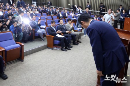 인사하는 정청래 대표