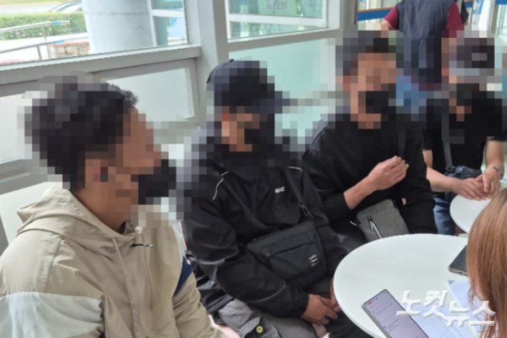 대경이주연대회의와 피해를 호소하는 이주노동자들이 18일 대구지방고용노동청 앞에서 사업주를 구속 수사하라며 기자회견을 연 뒤, 기자와의 질문에 답변하고 있다. 곽재화 기자