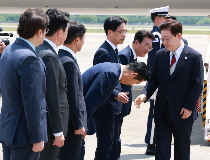G7 정상회의와 유럽 순방을 마치고 귀국한 이재명 대통령이 18일 성남 서울공항에서 환영나온 더불어민주당 정청래 대표와 인사하고 있다. 연합뉴스