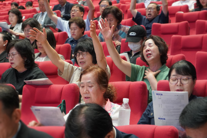기도회에 참석한 고신 가족들이 중보기도를 하고 있다. 고신대 제공
