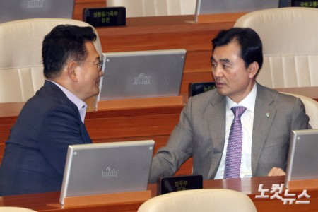 18일 서울 여의도 국회에서 열린 제436회국회(임시회) 제3차 본회의에서 더불어민주당 송영길 의원과 안규백 국방부 장관이 대화를 하고 있다.