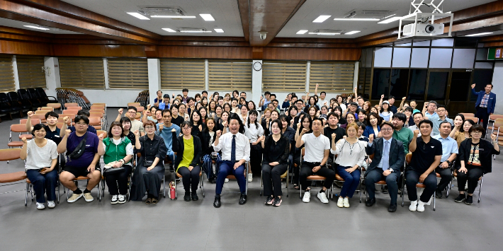 순창군은 지난 17일 군청 대회의실에서 최영일 군수와 관내 초·중·고 학령기 자녀를 둔 학부모 150여 명이 참석한 가운데 '자녀 학원비 지원사업 학부모 간담회'를 개최했다. 순창군 제공