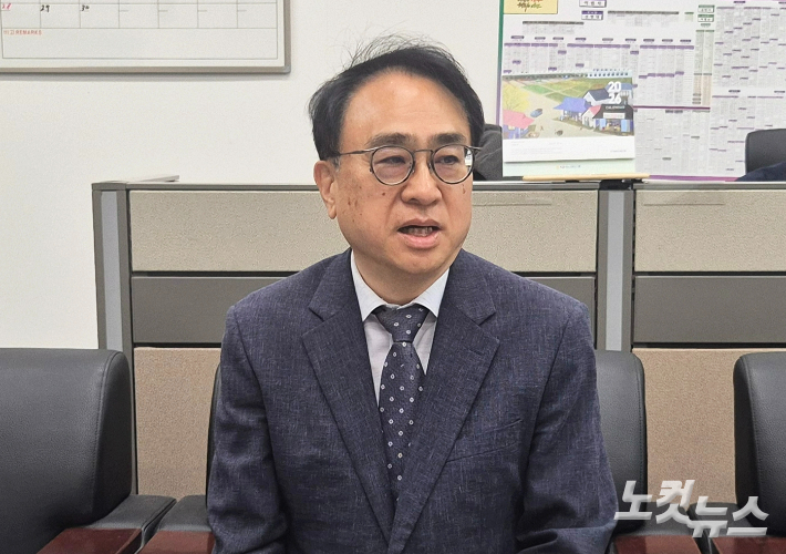 청주시장직 인수위원회 김신응 대변인이 18일 청주시청 기자실을 찾아 대형유통시설 입점 계획에 대해 설명하고 있다. 최범규 기자