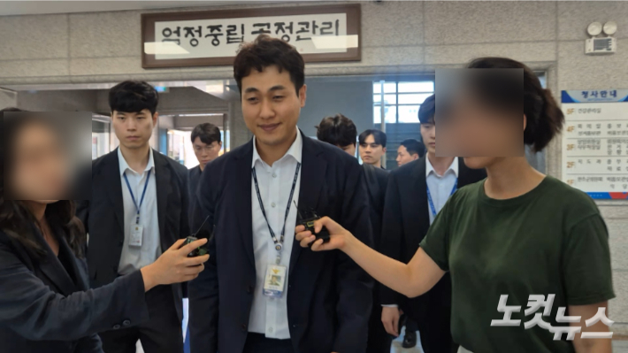 18일 전북선관위 압수수색을 마친 경찰이 선관위를 나오고 있다. 심동훈 기자