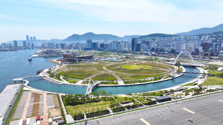 북항 친수공원 경관수로. 부산항만공사 제공
