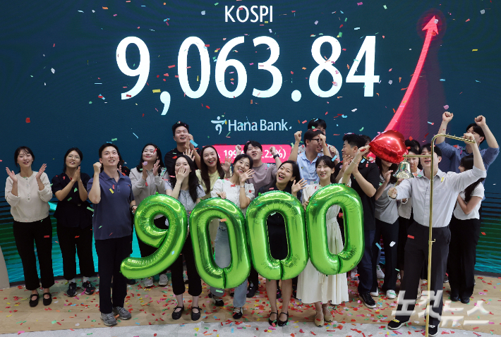 코스피 지수가 사상 첫 9000선을 넘어선 18일 서울 중구 하나은행 딜링룸에 코스피 지수가 표시돼 있다. 지난 8000돌파 이후 22거래일 만에 9000을 돌파한 코스피는 전 거래일(17일)보다 2.25% 오른 9,063.84에 장을 마쳤다. 황진환 기자
