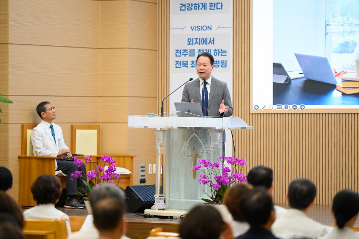 성수권 목사가 전주 예수병원 전직원 신앙사경회에서 말씀을 전하고 있다. 예수병원 제공