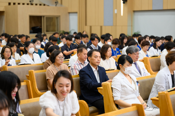 예수병원 임직원들이 전직원 신앙사경회에 참석해 예배를 드리고 있다. 예수병원 제공