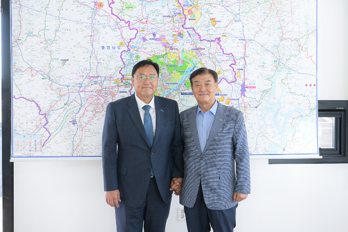 조상호 세종시장 당선인(사진 왼쪽)과 강창희 조직위 위원장. 인수위 제공