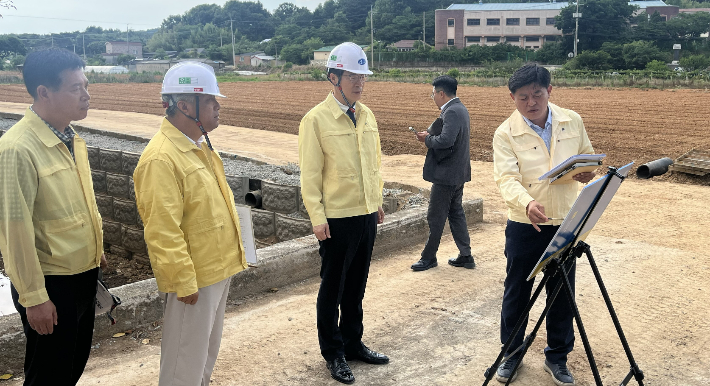 황기연 전남도 행정부지사는 18일 무안 중상하천 재해복구사업장을 찾아 장마철 현장 대응태세를 점검했다. 전라남도 제공