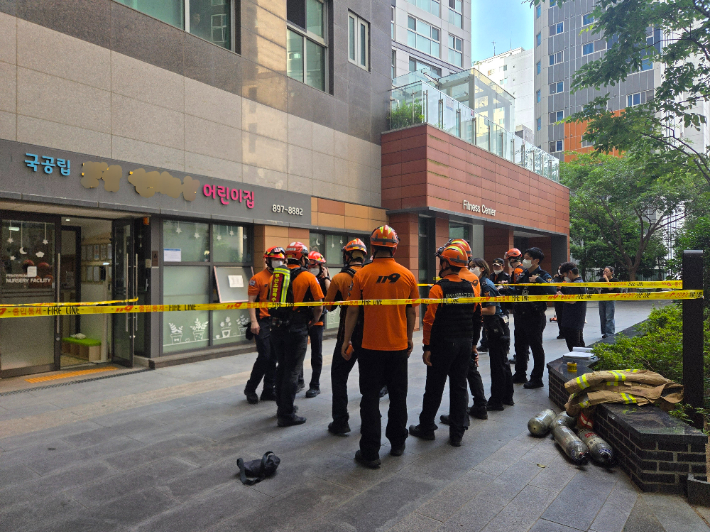 18일 오후 3시 40분쯤 부산 부산진구 개금동의 한 어린이집에서 황화수소 누출 추정 사고가 발생해 9명이 병원으로 옮겨졌다. 부산소방재난본부 제공