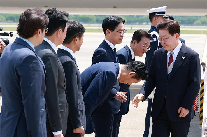 정상회의와 유럽 순방을 마치고 귀국한 이재명 대통령이 18일 성남 서울공항에서 환영나온 더불어민주당 정청래 대표와 인사하고 있다. 연합뉴스