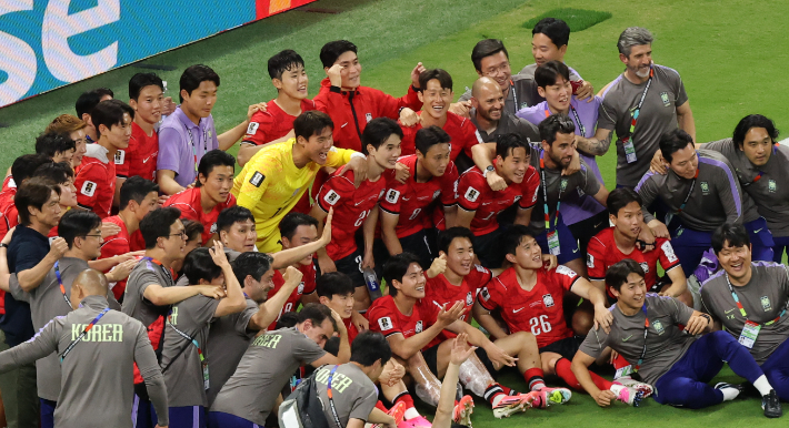 12일(한국시간) 멕시코 사포판 과달라하라 스타디움에서 열린 2026 북중미 월드컵 A조 1차전 한국과 체코의 경기에서 2-1 역전승을 거둔 한국 대표팀 선수들이 경기 뒤 기념 촬영을 하고 있다. 연합뉴스
