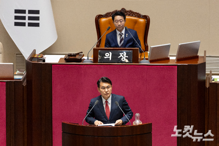18일 국회에서 열린 6월 임시국회 3차 본회의에서 제9회 전국동시지방선거 투표용지 부족 사태 등 국민참정권 침해 진상규명 및 선거관리 개혁을 위한 국정조사 특별위원회 위원장인 국민의힘 윤상현 의원이 국조 계획서 승인의 건에 대한 제안 설명을 하고 있다. 연합뉴스
