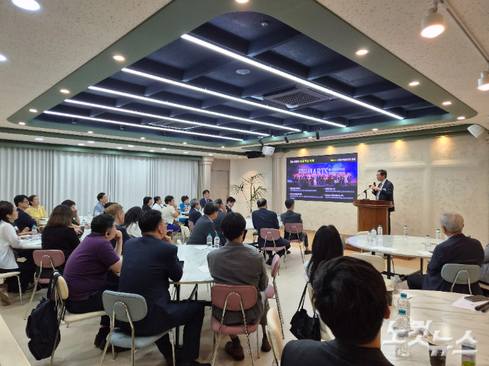 18일 오후 부산CBS홀에서 열린 제 8회 부산CBS포럼에 강연자로 나선 동서대 장제국 총장이 '시스템 붕괴의 시대, 대학 교육은 아직 답인가?'라는 주제로 강연을 하고 있다. 정혜린 기자