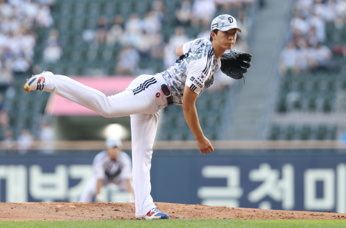 역투하는 선발 최민석. 두산 베어스  