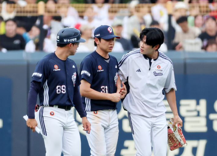 14일 광주기아챔피언스필드에서 열린 프로야구 두산 베어스와 KIA 타이거즈의 경기. 두산 중견수 정수빈이 3회말에 KIA 김호령의 타구를 수비하다 부상을 입고 교체되고 있다. 연합뉴스 