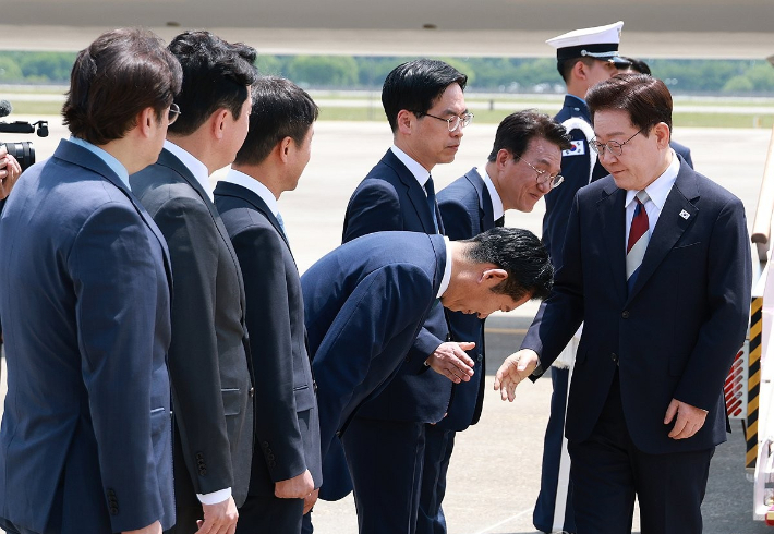 G7 정상회의와 유럽 순방을 마치고 귀국한 이재명 대통령이 18일 성남 서울공항에서 환영나온 더불어민주당 정청래 대표와 인사하고 있다. 연합뉴스