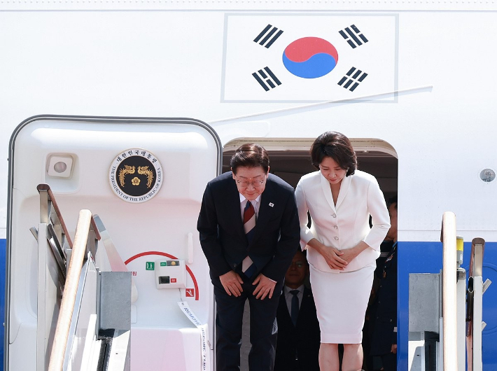 G7 정상회의와 유럽 순방을 마치고 귀국한 이재명 대통령과 김혜경 여사가 18일 성남 서울공항에 도착한 공군 1호기에서 환영객에게 인사하고 있다. 연합뉴스