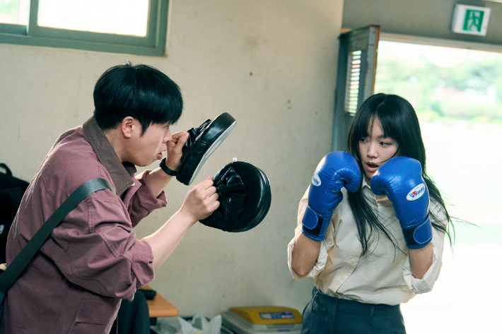 배우 진기주는 작품 공개 이후 주변 지인들의 다양한 연락을 받았다고 밝혔다. 그는 "한 아역 배우를 만났는데 부모님이 제 모습을 짤(밈)로만 보여줬다며 따라하더라"며 "그 모습이 너무 귀여웠다. 제 작품을 보지 않는 친구도 봤다고 해서 신기했다"고 말했다. 넷플릭스 제공
