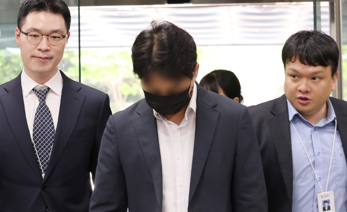 윤석열 정부의 대통령 관저 이전 감사 관련 허위공문서 작성 등 혐의로 구속영장이 청구된 현직 감사원 간부 손모씨가 18일 서울 서초동 서울중앙지법에서 열린 구속 전 피의자 심문(영장실질심사)에 출석하고 있다. 연합뉴스
