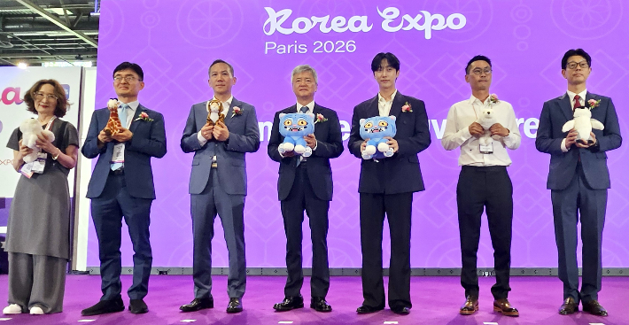 한국무역협회가 18일 프랑스 파리 포르트 드 베르사유 전시장에서 개최한 '2026 파리 K-프리미엄 소비재전' 개막식에서 참석자들이 기념 촬영을 하고 있다. (왼쪽부터)강윤주 한국디자인진흥원장, 김현곤 경기도경제과학진흥원장, 권혁운 주프랑스한국대사, 이인호 무역협회 부회장, 진영 배우, 고양필 고혼진리퍼블릭 대표, 신현대 엑스포럼 대표. 무역협회 제공