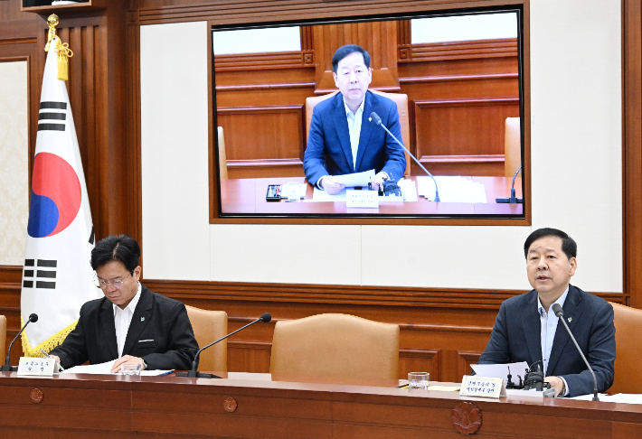 구윤철(오른쪽) 부총리 겸 재정경제부 장관이 19일 서울 종로구 정부서울청사에서 열린 '비상경제본부 회의 겸 경제관계장관회의 및 대외경제장관회의'를 주재하며 모두발언을 하고 있다. 재정경제부 제공