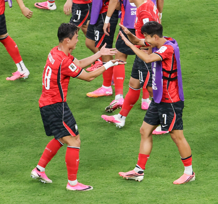 12일(한국시간) 멕시코 사포판 과달라하라 스타디움에서 열린 2026 북중미 월드컵 A조 1차전 한국과 체코의 경기. 2-1로 승리한 한국의 손흥민(사진 오른쪽)과 오현규가 승리를 자축하고 있다. 연합뉴스