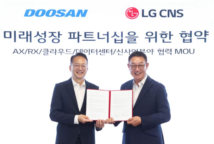 업무협약식이 끝나고 ㈜두산 유승우 사장(왼쪽)이 LG CNS 현신균 사장과 기념사진을 촬영하고 있다. ㈜두산 제공